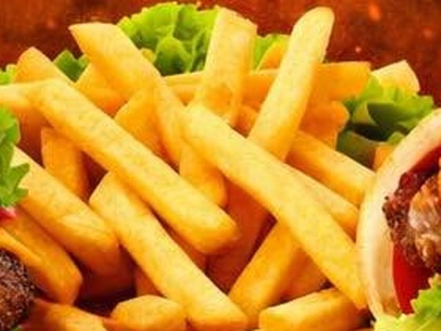 Frites dorées et sauce