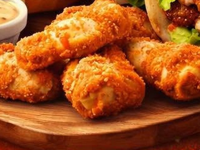 Tenders de poulet croustillants sur planche en bois