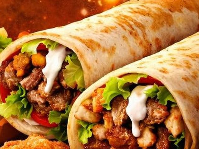 Tortillas garnies de poulet mariné et de sauce blanche